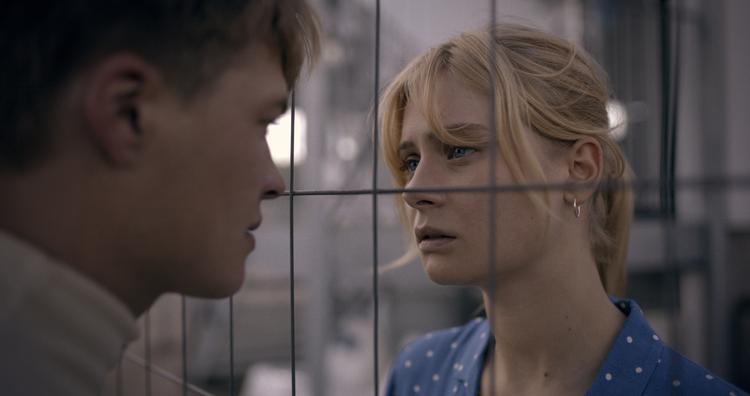 Kasper (Sylvester Byder) og Veronika (Clara Rosager') er to unge elskende, der ikke uden videre kan få hinanden. 