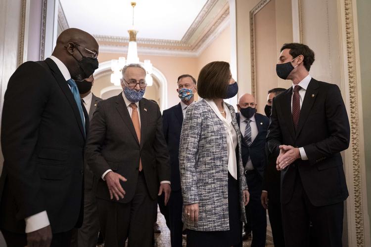     WASHINGTON, DC - JANUARY 21: (L-R) Sen. Raphael Warnock (D-GA), Senate Majority Leader Chuck Schumer (D-NY), Sen. John Hickenlooper (D-CO), Sen. Catherine Cortez Masto (D-NV), Sen. Mark Kelly (D-AZ) and Sen. Jon Ossoff (D-GA) depart a brief press availability with new Democratic Senators at the U.S. Capitol on January 21, 2021 in Washington, DC. Schumer and the Senate Democrats now have a narrow majority in the Senate as they begin the 117th U.S. Congress. Drew Angerer/Getty Images/AFP == FOR NEWSPAPERS, INTERNET, TELCOS &amp; TELEVISION USE ONLY ==   Foto: Drew Angerer/Ritzau Scanpix