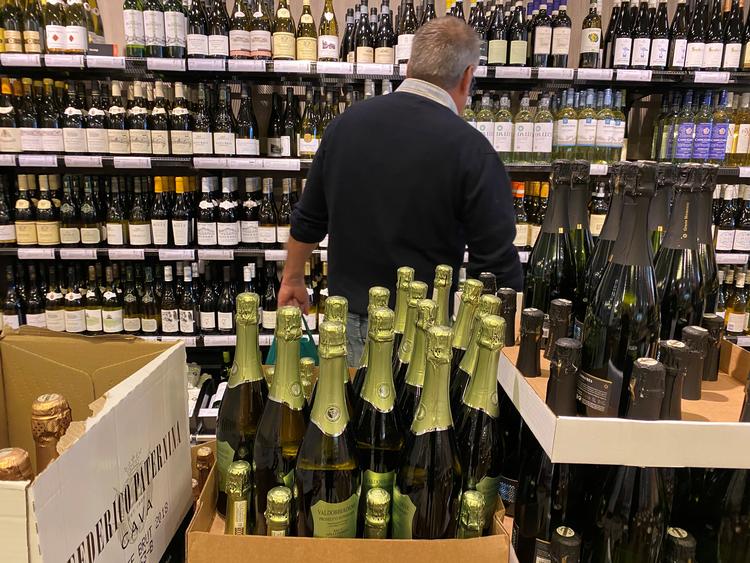 Indbyggerne i Oslo-regionen må undvære vin og alkohol resten af måneden. Myndighederne har lukket Vinmonopolet, der har eneret til at sælge vin og alkohol. Foto: Staff/Ritzau Scanpix