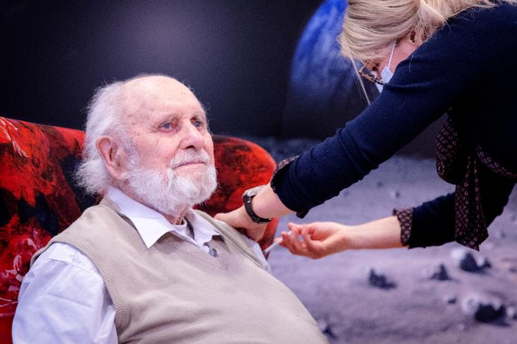 Beboeren Carl-Einar Jørgensen på plejehjemmet Fælledgården har nu fået  andet vaccinestik. Foto: Marius Renner/POLFOTO
