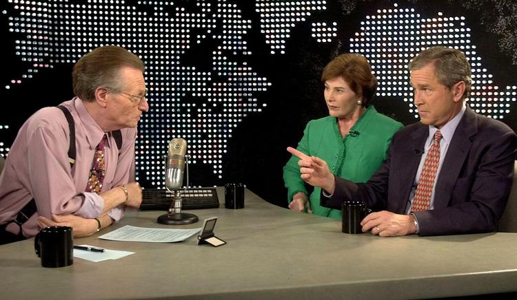 I september 2000 interviewede Larry King den senere præsident George W. Bush og dennes hustru Laura. Foto: Tannen Maury/Ritzau Scanpix