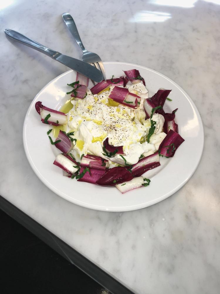 Bryder du dig ikke så meget om radicchios let bitre smag, kan du godt erstatte den med en anden og mildere salattype. Foto: Emil Alsbo