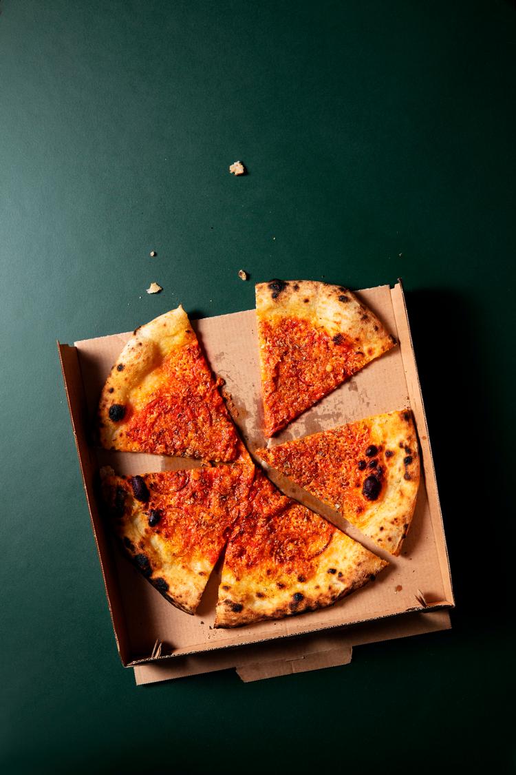 Ansjospestoen lægger en umamirig bund i en pizza rianata. Foto: Line Thit Klein