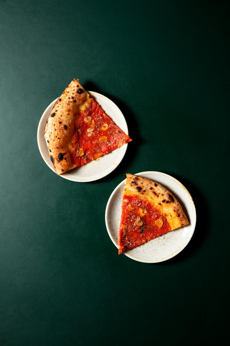 Det er de tynde skriver hvidløg og oreganoen, der udgør essensen af en pizza marinara. Den minder om en margherita, men er uden mozzarella eller anden ost. Foto: Line Thit Klein