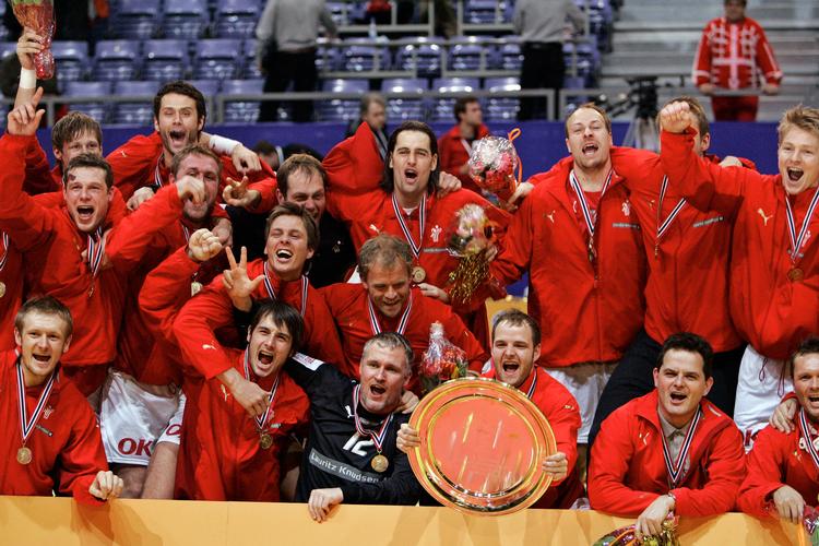     Dansk jubel efter søndagens EM-finale mellem Danmark og Kroatien i Lillehammer i Norge. Danmark vandt EM-guld med en finalesejr på 24-20. (Jens Dresling/Polfoto)  Foto: Jens Dresling/POLFOTO