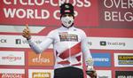 Wout van Aert hyldes i World Cup-førertrøjen efter sin samlede triumf i den gennemgående sæsonkonkurrence i cykelcross. Foto: Team Jumbo-Visma. 