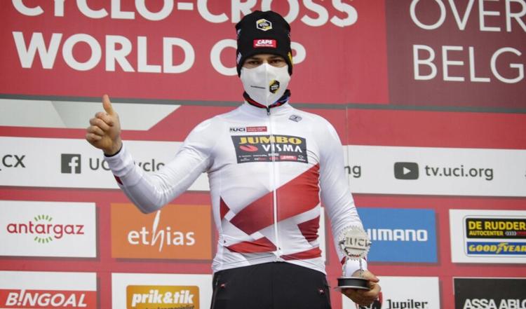 Wout van Aert hyldes i World Cup-førertrøjen efter sin samlede triumf i den gennemgående sæsonkonkurrence i cykelcross. Foto: Team Jumbo-Visma. 