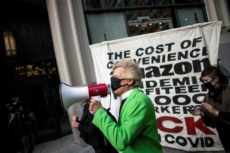 Demonstranter foran den ejendom, hvor Amazons ejer, Jeff  Bezos, bor på Manhattan i New York i sidste måned.  Foto: Eduardo Munoz/Ritzau Scanpix