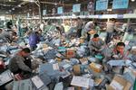 Pakker fra Kina strømmer ind i Danmark, blandt andet fra netbutikken Wish. Men mange af dem er direkte sundhedsskadelige, viser blandt andet test  fra Forbrugerrådet Tænk.  Foto: China Daily/Ritzau Scanpix