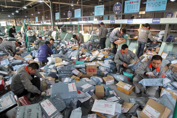 Pakker fra Kina strømmer ind i Danmark, blandt andet fra netbutikken Wish. Men mange af dem er direkte sundhedsskadelige, viser blandt andet test  fra Forbrugerrådet Tænk.  Foto: China Daily/Ritzau Scanpix