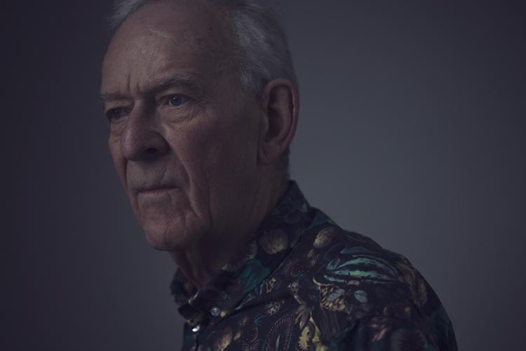 Henrik Nordbrandt anslår, at han har omkring 7 flasker håndsprit stående, som han købte, da det blev muligt. Dem vil han blive ved med at bruge af, så det er et godt køb. Men det er mest for andres skyld. Han er ikke bange for at få corona, han vil bare ikke i respirator. Så vil han »hellere kradse af«, som han siger.  Foto: Peter Hove Olesen/POLFOTO
