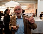     Da TV 2-folkene fejrede sig selv med en stor reception på Kvægtorvet i Odense for 20 år i fjernsynets tjeneste, var der tale om et masseopbud af tidligere og nuværende medarbejdere samt et stort antal kendte mennesker. Her ses Jørgen Flindt Petersen.   Foto: Ole Frederiksen/POLFOTO