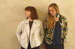 På duo-debuten 'Voyage' inviterer guitarist Anna Roemer (tv.) og saxofonist Cecilie Strange lytteren med på en musikalsk rejse, man ikke vil hjem fra. Pr-foto Marie Hald