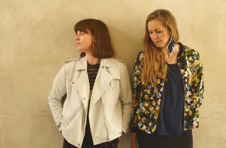 På duo-debuten 'Voyage' inviterer guitarist Anna Roemer (tv.) og saxofonist Cecilie Strange lytteren med på en musikalsk rejse, man ikke vil hjem fra. Pr-foto Marie Hald