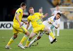 Siden skiftet fra FC Midtjylland, er det blevet til for få kampe i Dynamo Kijev for Mikkel Duelund (i hvidt), der her spiller i en Europa League-kamp i september 2018. Men siden har først et slemt ankelbrud og derefter corona holdt ham ude. Nu er han endelig i topform igen.  Foto: Gleb Garanich/Ritzau Scanpix