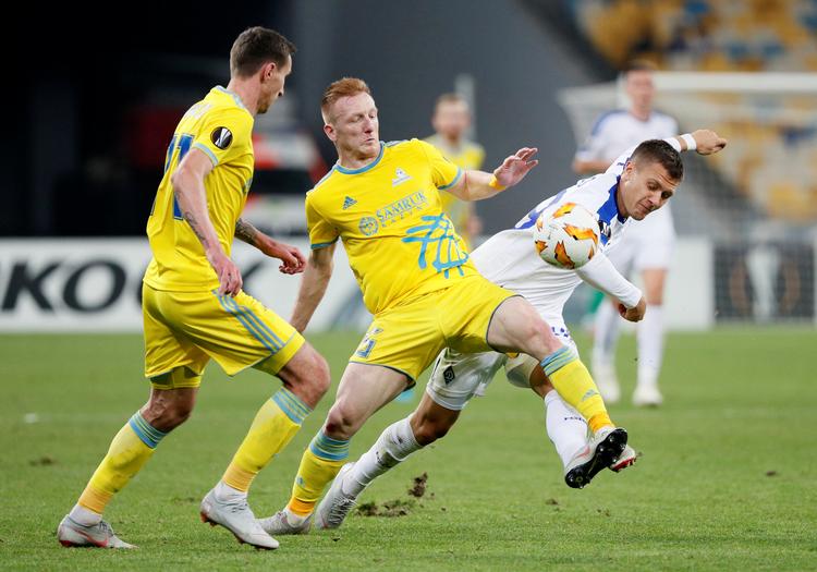 Siden skiftet fra FC Midtjylland, er det blevet til for få kampe i Dynamo Kijev for Mikkel Duelund (i hvidt), der her spiller i en Europa League-kamp i september 2018. Men siden har først et slemt ankelbrud og derefter corona holdt ham ude. Nu er han endelig i topform igen.  Foto: Gleb Garanich/Ritzau Scanpix