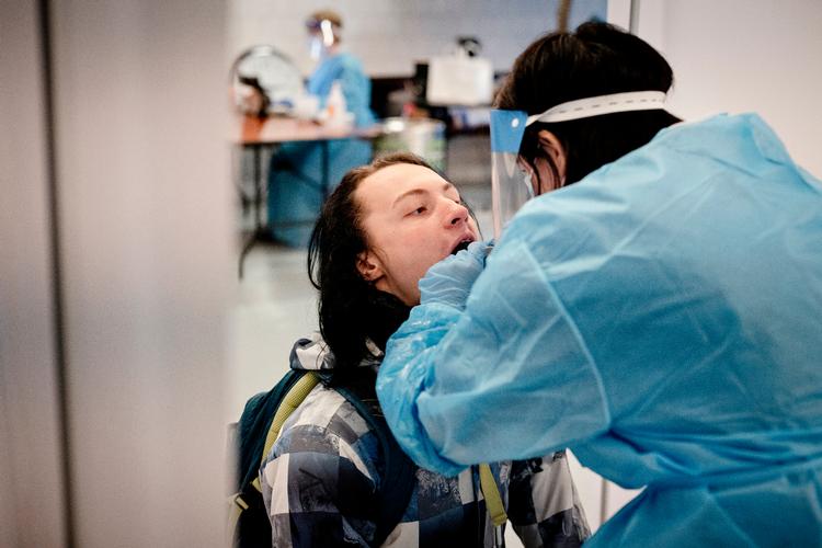 Delta-PCR-testen bliver foretaget efter de prøver, der i første omgang påviser covid-19. Er også delta-PCR-testen positiv, venter der 14 dages karantæne til den smittedes nære kontakter.  Foto: Valdemar Ren