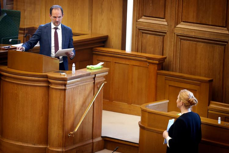 Jeppe Bruus, som tegner Socialdemokratiets linje i sagen om Inger Støjbergs ulovlige instruks, ønsker at understrege tydeligt, at hans parti er politisk enige i hensigten bag tvangsadskillelserne af asylpar.  Foto: Jens Dresling/POLFOTO