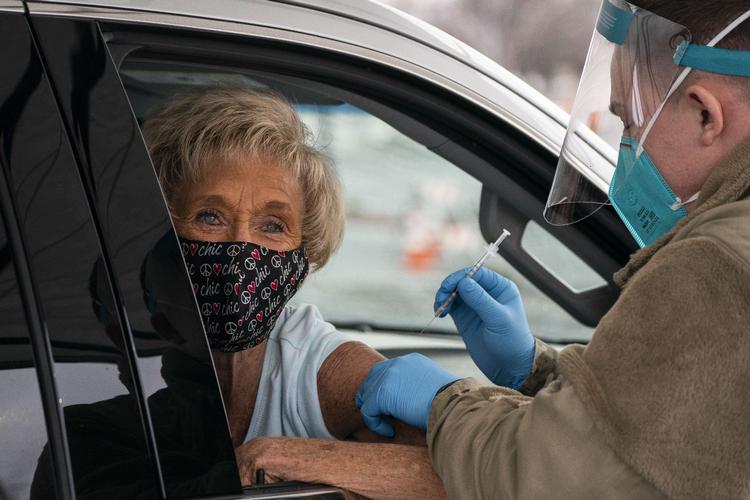 I USA er det muligt at blive vaccineret, mens man sidder i sin bil. Her er det JoAnn Lewis, der får et stik i Wenatchee i delstaten Washington. Foto: David Ryder/Ritzau Scanpix