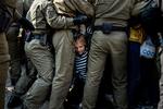 Siden valget i Hviderusland 9. august har der været omfattende uroligheder, som ifølge FN har ført til, at 27.000 demonstranter har tilbageholdt af myndighederne, som ifølge Amnesty International i flere tilfælde har udsat de anholdte for tortur. Foto: Misha Friedman/Ritzau Scanpix