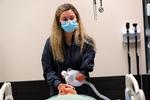 Ambu producerer blandt andet den såkaldte Ambu-bag, en poseventil, der bruges til at give assisteret ventilation til folk, der enten ikke vejrtrækning eller har problemer med at trække vejret, og som har været flittigt i brug på hospitaler verden over under coronakrisen. Foto: Gerald Herbert/Ritzau Scanpix