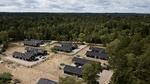 Et badehotel er revet ned og en klynge af kæmpesommerhuse er skudt op midt i et gammelt sommerhusområde i Asserbo. Kæmpesommerhuse er populære blandt lejere og skyder op over alt i landet men skaber konflikter til andre sommerhusejere. Foto: Jens Dresling