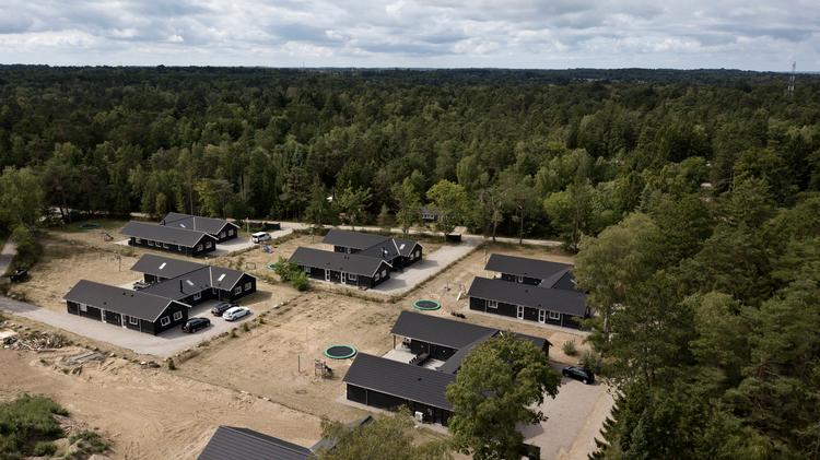 Et badehotel er revet ned og en klynge af kæmpesommerhuse er skudt op midt i et gammelt sommerhusområde i Asserbo. Kæmpesommerhuse er populære blandt lejere og skyder op over alt i landet men skaber konflikter til andre sommerhusejere. Foto: Jens Dresling