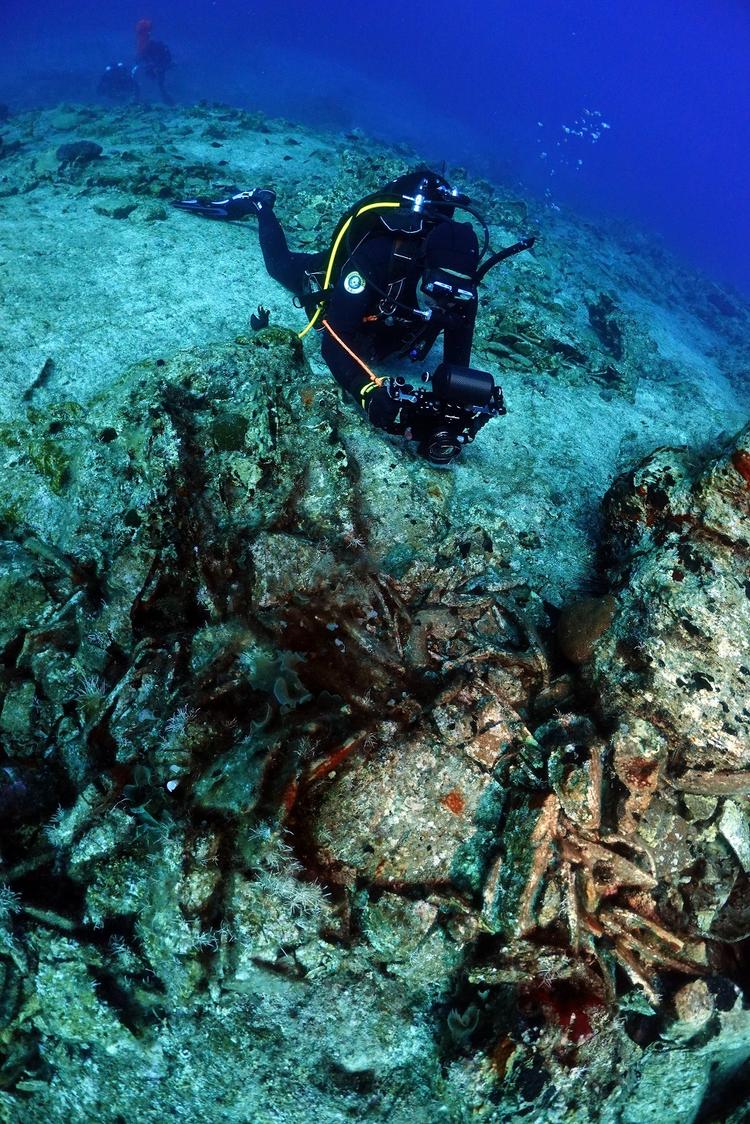 En amfora bliver reddet op fra havbunden ud for øen Kasos i Det Ægæiske Hav. Foto: Nikos Koukoulas/kasos Maritime Archaeological Project/greek Ministry of Culture and Sports