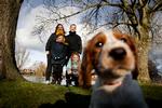 I Hvidovre, hvor familien Wejlgaard bor, er der både en sø og en hundeskov, hvor familien allerede nu møder mange flere mennesker end før. Det er som en klub, man kommer ind i, når man får hund, fortæller de. Foto: Mads Nissen/POLFOTO