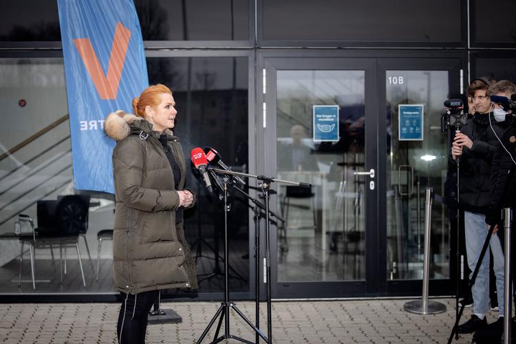 Inger Støjberg møder pressen efter at have forladt posten som Venstres næstformand på et ekstraordinært landsmøde i Roskilde.   Foto: Marius Renner/POLFOTO