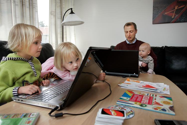 Under corona afhænger alt fra arbejdsmøder, skoleundervisning og yoga til socialt samvær med omverden i høj grad af vores forbindelse til internettet.  Foto: Finn Frandsen/POLFOTO