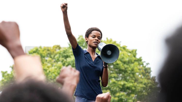 
Letitia Wright kunne vinde en Oscar for sin præstation i rollen som den britiske Black Panther-aktivist Altheia Jones-LeCointe, hvis ikke filmen ’Mangrove’ var en del af filmserien ’Small Axe’, der er produceret til tv. Foto: Amazon Prime
 Foto: Des Willie / Amazon Prime Video