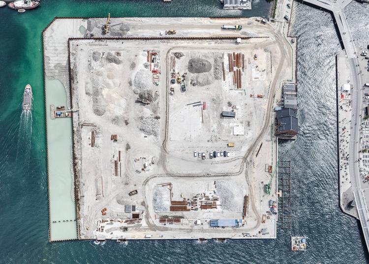 Papirøen set fra oven netop nu, før bygningerne begynder at rejse sig. Foto: Cobe