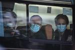 WHO's internationale eksperter forlader her deres hotel i bus. De har været i karantæne i Wuhan i to uger og skal nu påbegynde arbejdet med at spore coronavirus' oprindelse.  Foto: Hector Retamal/Ritzau Scanpix