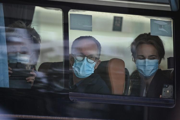 WHO's internationale eksperter forlader her deres hotel i bus. De har været i karantæne i Wuhan i to uger og skal nu påbegynde arbejdet med at spore coronavirus' oprindelse.  Foto: Hector Retamal/Ritzau Scanpix