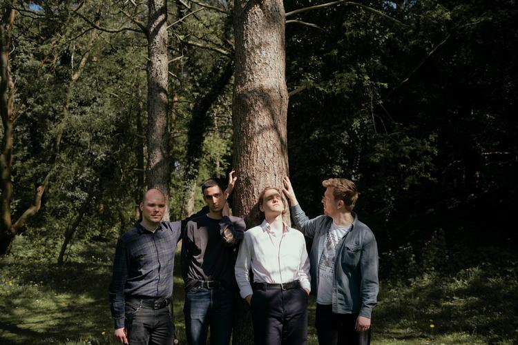 Det er ikke kun, når de skal fotograferes, at rockbandet Yung tager den med ro. Deres nye album byder også på et lidt mere adstadigt tempo. 