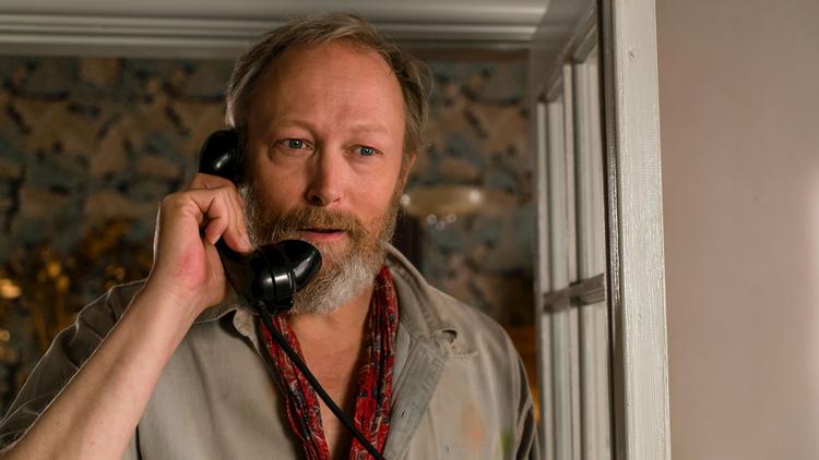 Lars MIkkelsen er en lykkelig tilføjelse til castet. Da han siger sin første replik, falder tingene bare på plads som varm havregrød i maven. Foto: Mike Kollöffel/TV 2