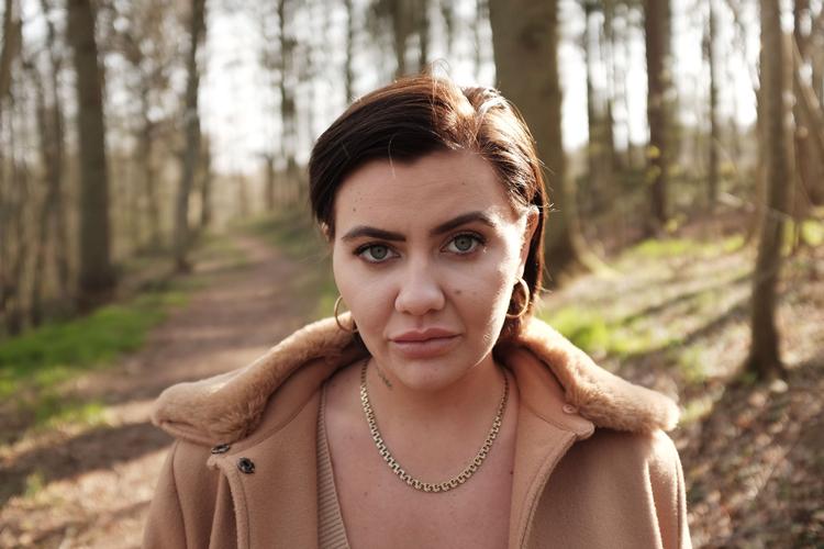 Kun to måneder efter bloggeren Fie Laursens selvmordsforsøg følger DR's kamerahold hende. Det er ikke etisk forsvarligt, mener specialpsykolog.  