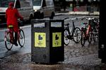 Et stort antal af Københavns gamle cylinderformede skraldespande afløses i disse måneder af store firkantede skraldespande, der er meget mere rummelige. Til gengæld er de ingen fryd for øjet.  Foto: Martin Lehmann