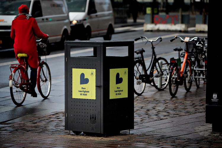 Et stort antal af Københavns gamle cylinderformede skraldespande afløses i disse måneder af store firkantede skraldespande, der er meget mere rummelige. Til gengæld er de ingen fryd for øjet.  Foto: Martin Lehmann