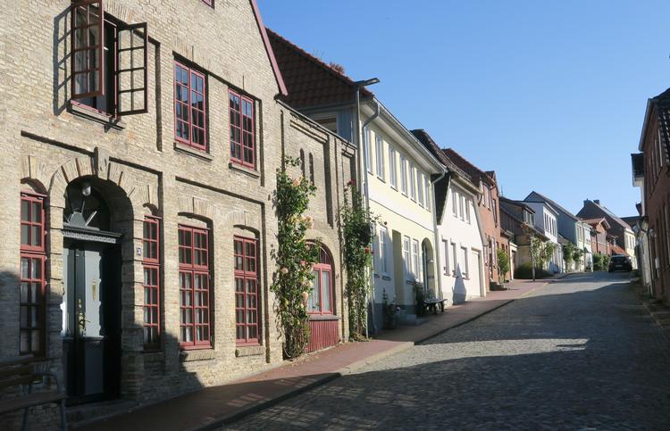 Bykernen i Neustadt in Holstein virker lidt slidt, men de små brostensgader ned mod havnen og indsøen, som Burgstraße her, er charmerende provinsidyl.  Foto: Judith Betak