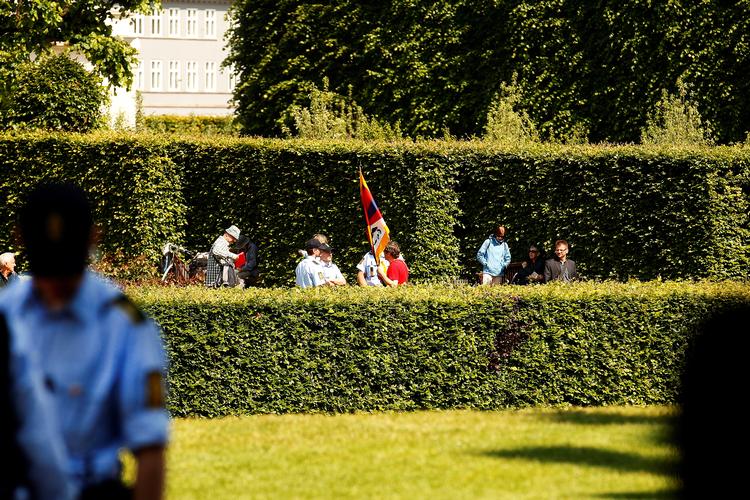 
Københavns Politi forsøgte i flere tilfælde at forhindre demonstranter i at vise det tibetanske flag til den daværende kinesiske præsident, Hu Jintao, der var på besøg i København. En demonstrant blev ulovligt frihedsberøvet for at flage. Demonstration, Tibet. Foto: Stub Michael