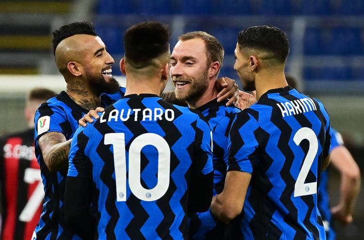En lykkelig Christian Eriksen (i midten) deler sin målglæde med holdkammeraterne i Inter efter frisparksscoringen mod Milan i pokalkampen. Det mål forandrer måske danskerens position i klubben. Måske.
 Foto: Miguel Medina/Ritzau Scanpix