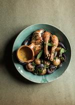 Hvis du vil variere, kan du også stege forskellige typer af løg sammen med kyllingen. Foto: Mike Karlsson Lundgren