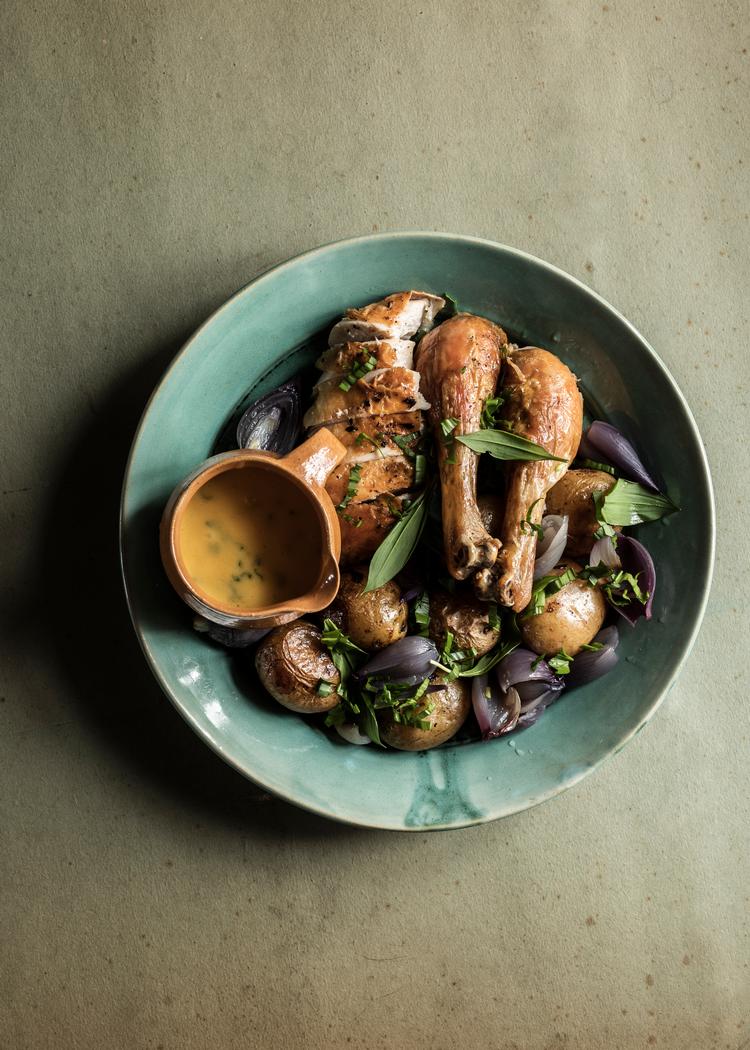 Hvis du vil variere, kan du også stege forskellige typer af løg sammen med kyllingen. Foto: Mike Karlsson Lundgren