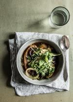 Du kan også gratinere brødet med gruyère som i bistroklassikeren soupe à l’oignon- opskrift. Foto: Mike Karlsson Lundgren