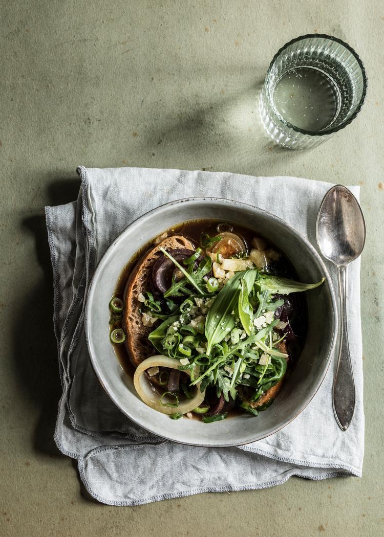 Du kan også gratinere brødet med gruyère som i bistroklassikeren soupe à l’oignon- opskrift. Foto: Mike Karlsson Lundgren