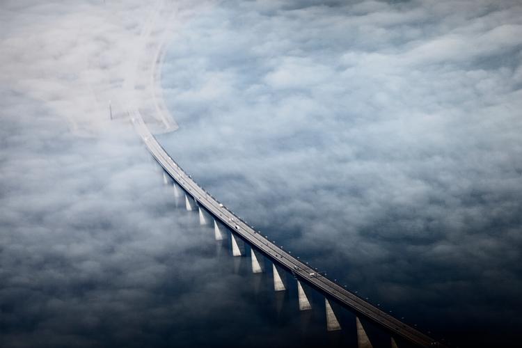 Øresundsbroen kan få konkurrence, hvis det står til samarbejdsorganisationen Greater Copenhagen. Nu er der sat pris på, hvad en forbindelse mellem Helsingør og Helsingborg vil koste. Foto: Joachim Adrian/POLFOTO