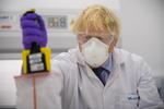 Den britiske premierminister, Boris Johnson, besøgte torsdag en vaccinefabrik i Skotland. Foto: Wattie Cheung/Ritzau Scanpix