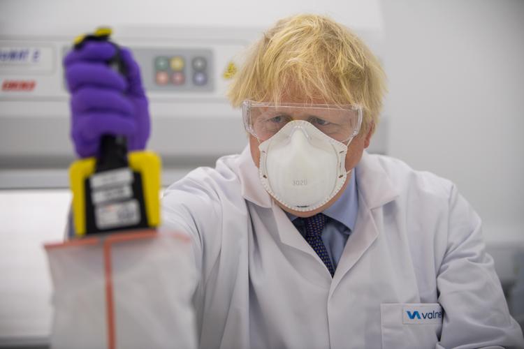 Den britiske premierminister, Boris Johnson, besøgte torsdag en vaccinefabrik i Skotland. Foto: Wattie Cheung/Ritzau Scanpix